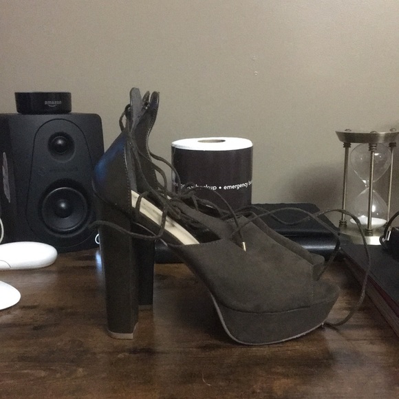 Shoe Dazzle Shoes - NWOT Brown high heels size 9 like new